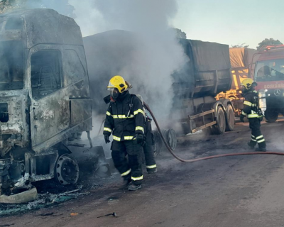 Bombeiros combatem incndio em carreta na BR-163 em Sinop