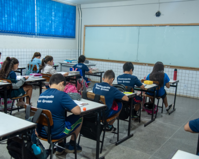 Professores efetivos de Rondonpolis recebem, pela primeira vez, adicional de 1/3 de frias do meio do ano