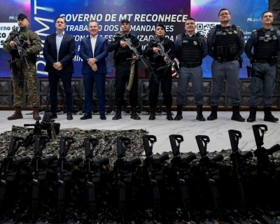 Governo de MT entrega R$ 6 milh�es em fuzis, metralhadoras e equipamentos para a Pol�cia Militar
