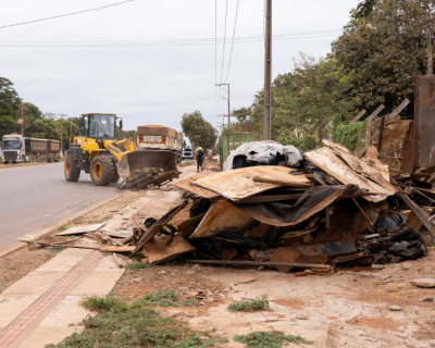 Barracos so removidos de calada ocupada irregularmente em rea empresarial de Rondonpolis