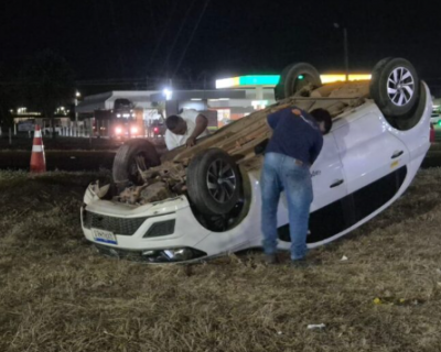 Motorista de aplicativo sofre capotamento aps ser atingido por caminho em Sinop
