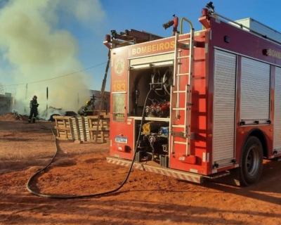 Corpo de Bombeiros combate incndio em residncia desocupada