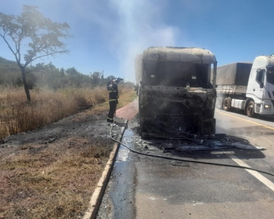 Bombeiros combatem inc�ndio em carreta na MT-130