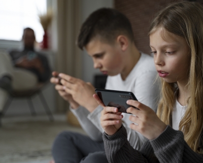 Estudo global associa uso precoce de celular a maior risco de depresso e baixa autoestima em jovens e crianas