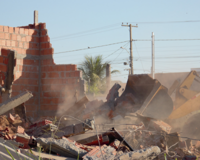 Construes irregulares so demolidas em operao no Jardim Imperial II em Cuiab