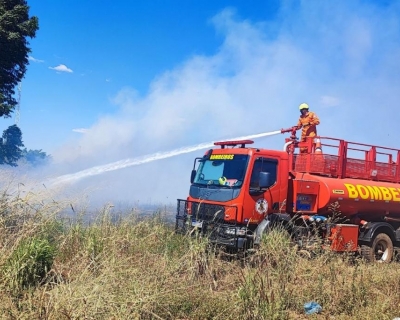 Corpo de Bombeiros combate inc�ndio em terreno pr�ximo a algodoeiras