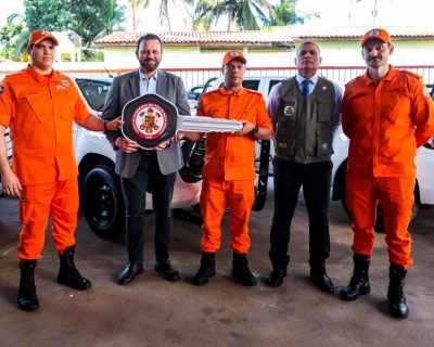 Bombeiros recebem viaturas da Sema para refor�ar combate aos inc�ndios florestais em MT