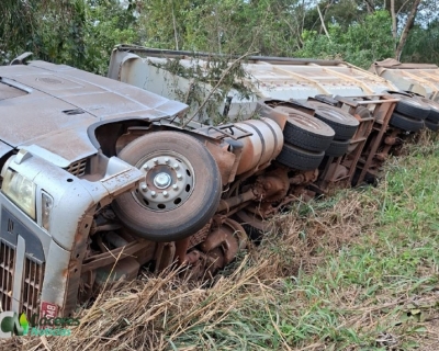 Carreta tomba na BR-174 e motorista morre ao ser lanado para fora do veculo