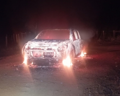 Fogo destri caminhonete e mobiliza bombeiros em Dom Aquino