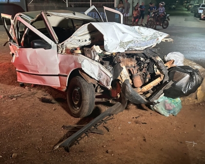 Carro bate em nibus e famlia  lanada para fora do veculo 