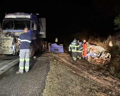 Casal morre em coliso entre carro e carreta na BR-364