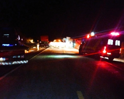 Corpo de Bombeiros socorre condutor aps carreta tombar na BR-158