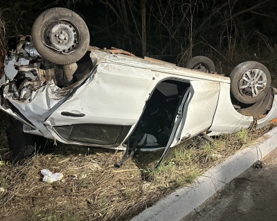 Suspeita de racha termina em capotamento e deixa me e filho feridos em Cuiab