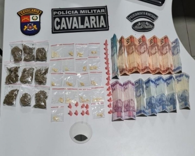 Cavalaria da Pol�cia Militar prende trio com 49 por��es de drogas em Ju�na