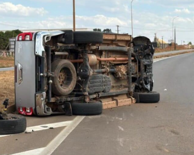 Caminhonete capota aps coliso traseira com carreta na BR-163