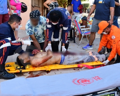 Homem corre ferido ap�s ser esfaqueado e cai ao pedir socorro 