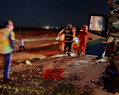 Coliso entre nibus e carreta na BR-163 deixa pelo menos 11 mortos e dezenas de feridos em Lucas do Rio Verde