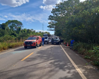 Coliso entre dois carros na MT-208 deixa trs mortos e trs feridos 