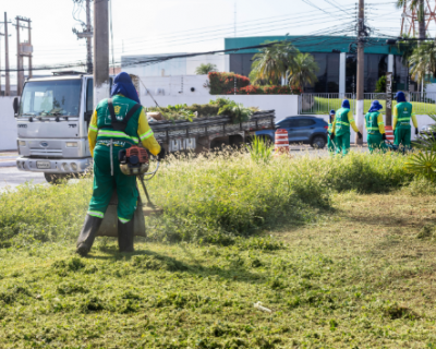 Prefeitura de Cuiab realiza mutiro de limpeza na Estrada do Moinho