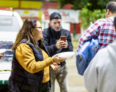 Prefeitura de Cuiab distribui marmitas e cobertores para pessoas em situao de rua