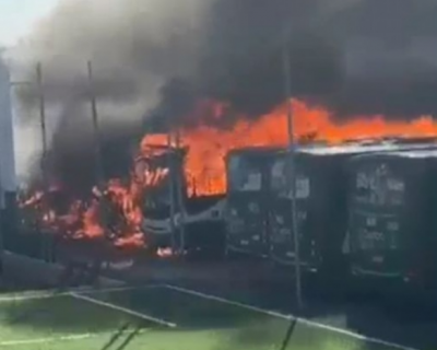 Incndio de grandes propores destri nibus do transporte coletivo em Cuiab