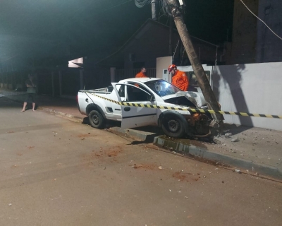 Motorista foge aps coliso que destruiu poste de energia em Tangar da Serra