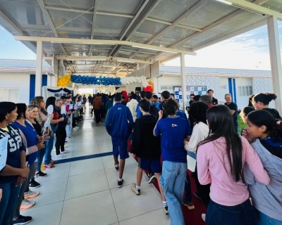 Professores e gestores da Escola Estadual Victorino Monteiro da Silva CEI 01 recebem estudantes com programao especial