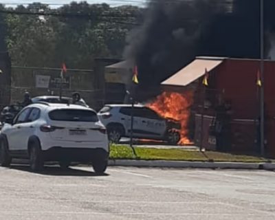 Carro fica destrudo aps pegar fogo em avenida de Cuiab