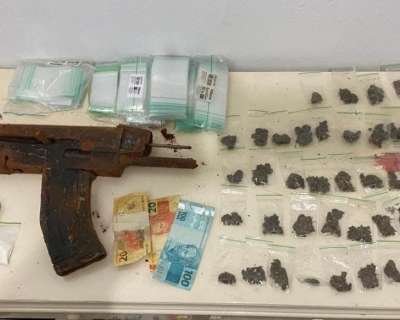 Pol�cia Militar prende duas pessoas por tr�fico de drogas e apreende submetralhadora