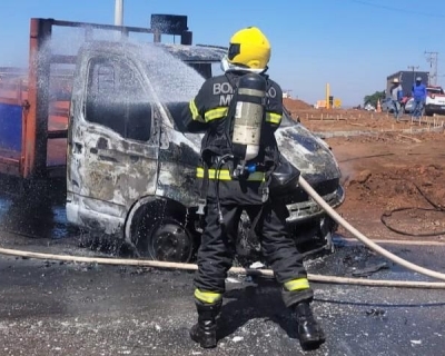 Corpo de Bombeiros extingue incndio em caminho carregado com GLP