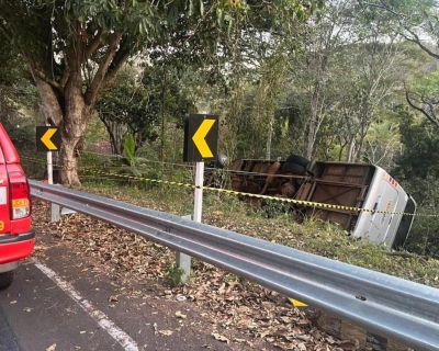 nibus despenca de ribanceira em MT e deixa duas idosas mortas e 34 feridos (Vdeo)