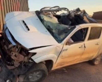 Hilux bate em carreta estacionada e fica destruda em Sinop