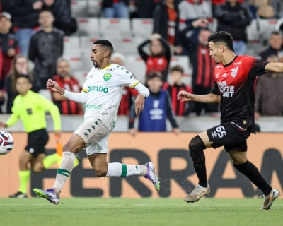 Cuiab arranca empate com Athletico-PR nos acrscimos 