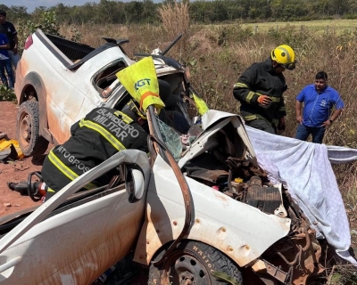 Bombeiros retiram vtima presa s ferragens de veculo aps grave acidente na MT-473