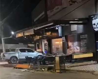 Motorista bbado dorme e invade centro comercial com caminhonete Hilux