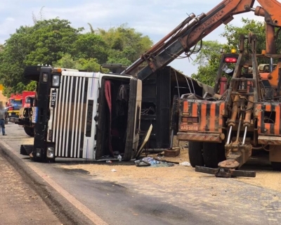 Corpo de Bombeiros realiza limpeza de pista aps destombamento de carreta