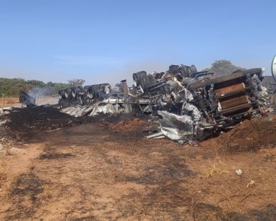 Motorista morre carbonizado aps carreta tombar e pegar fogo na BR-070
