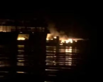 EMBARCA��O PEGA FOGO E PASSAGEIROS SE JOGAM NO RIO NEGRO, NO AMAZONAS 