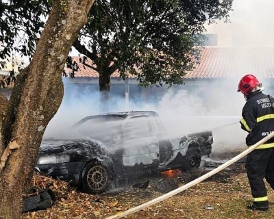 Corpo de Bombeiros controla fogo em veculo no centro da cidade