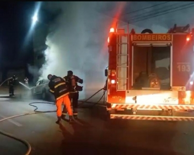 Equipe do Corpo de Bombeiros combate incndio em camionete
