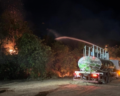 Bombeiros extinguem incndio e impedem que chamas destruam Parque Florestal