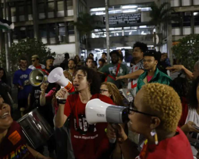 ESTUDANTES DA UERJ PROTESTAM CONTRA EXCLUS�O DE 1,2 MIL ALUNOS DE BENEF�CIOS