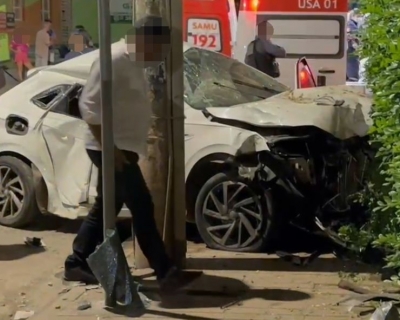 Carro fica destrudo aps coliso em avenida no Centro Norte de Cuiab