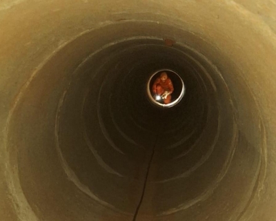 Bombeiros resgatam filhote de cachorro que estava preso em bueiro
