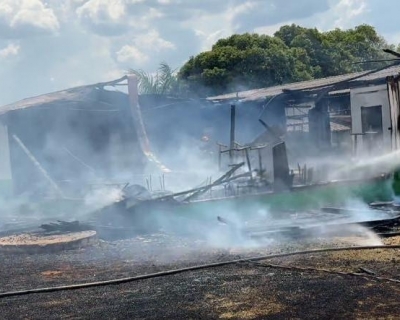 Corpo de Bombeiros combate incndio em Escola Municipal em Juna