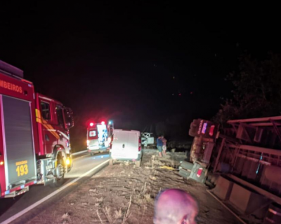 Homem  socorrido pelo Corpo de Bombeiros aps tombamento de carreta em General Carneiro