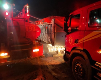 Corpo de Bombeiros apaga incndio em carreta na estrada do Batovi