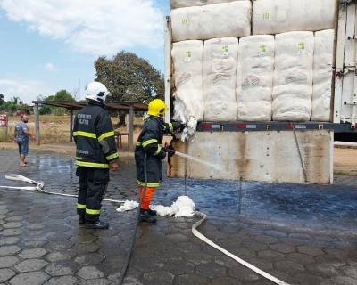 Corpo Bombeiros extingue incndio e evita perca total de carga de algodo