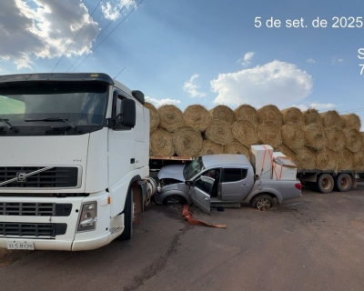 Caminhonete atinge carreta e motorista fica ferido na MT-485