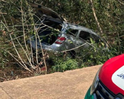 Carro capota e derruba moto em crrego de Vrzea Grande